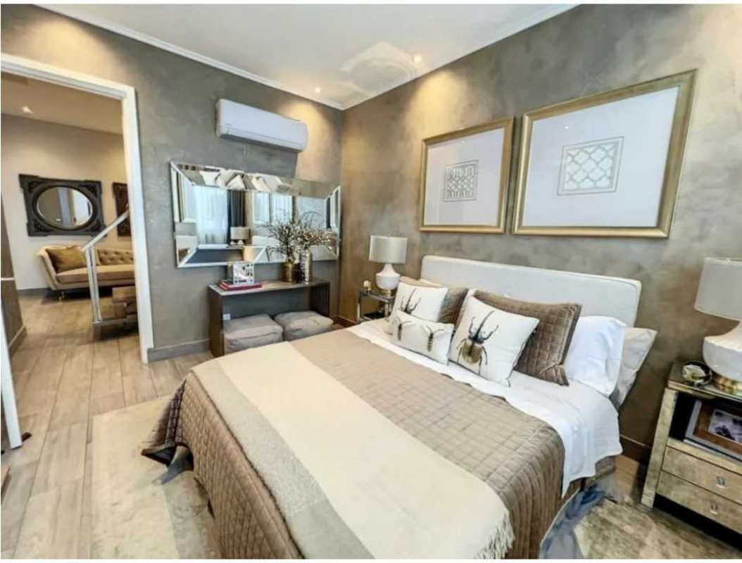 Spacious dining room with city skyline and Pacific Ocean views in PH Marea Costa del Este