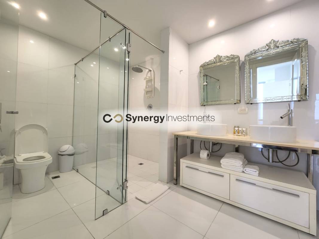 Designer infinity pool overlooking Pacific Ocean Yoo Panama Avenida Balboa