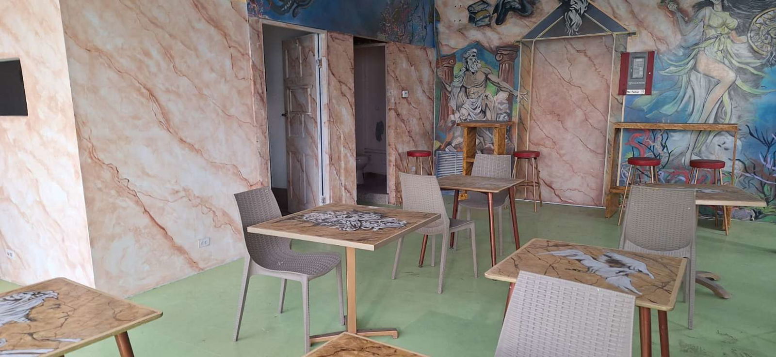 Large bar counter with marble finishes inside commercial unit on Avenida Balboa Panama City for rent