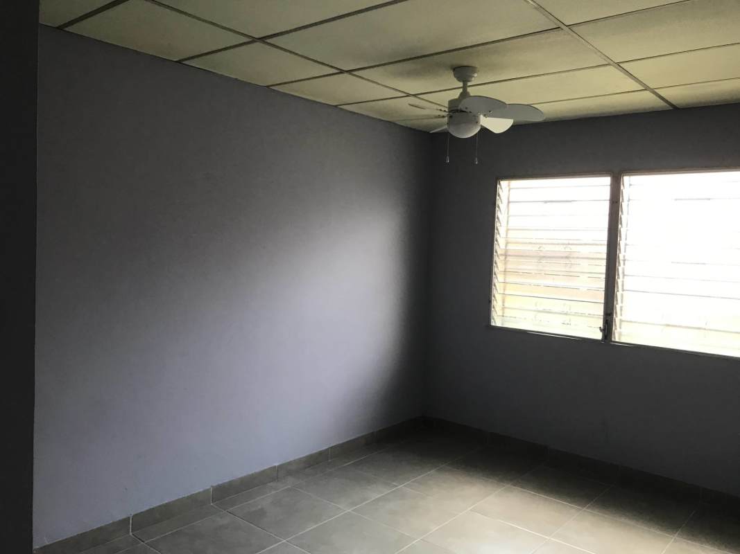 Empty bedroom with tiled floor, fan, windows in Campo Lindbergh house Panama