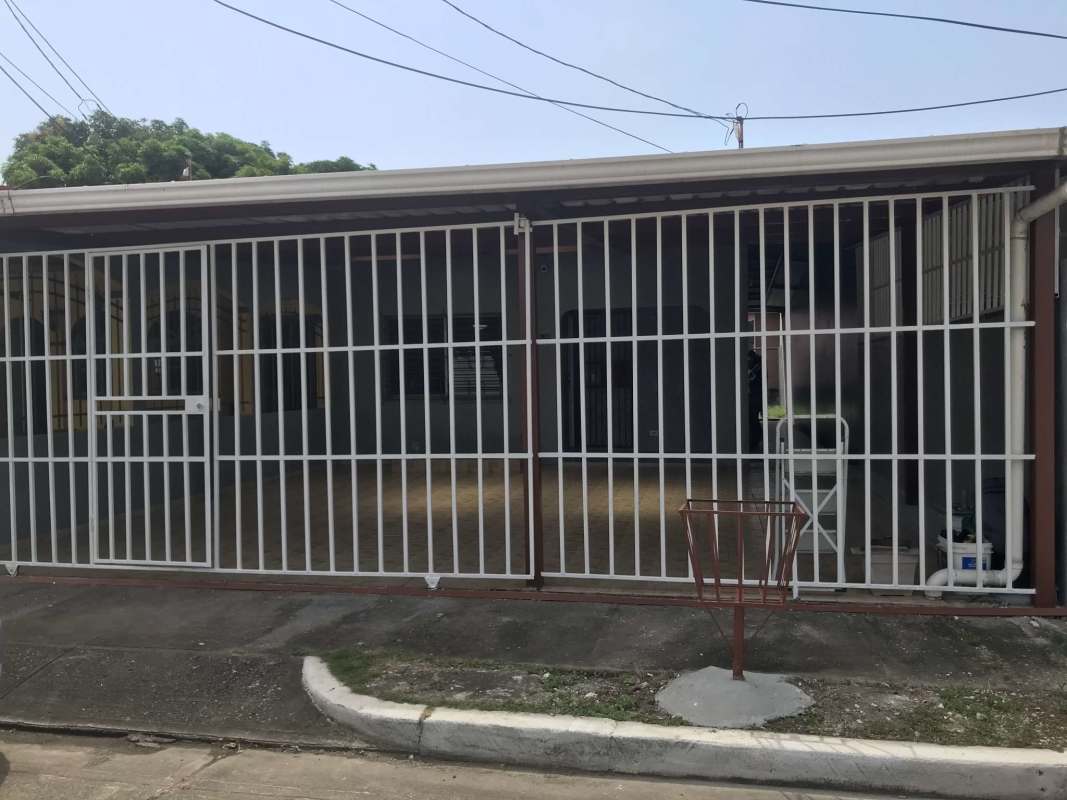 Covered carport and porch with security bars Campo Lindbergh Panama City