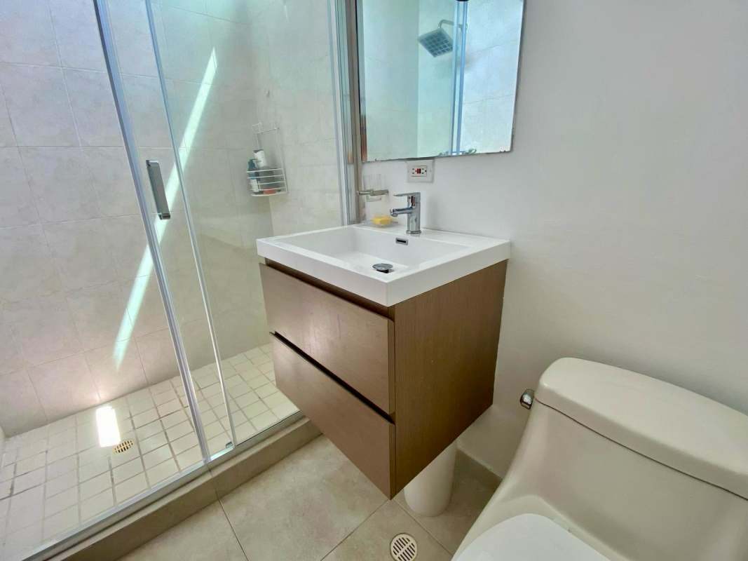 Elegant bathroom with glass shower and wall-mounted vanity in PH Terrawind San Francisco Panama