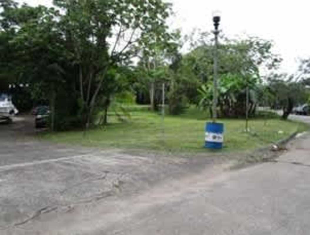 Suburban open land with greenery and driveway for sale Diablo Panama City