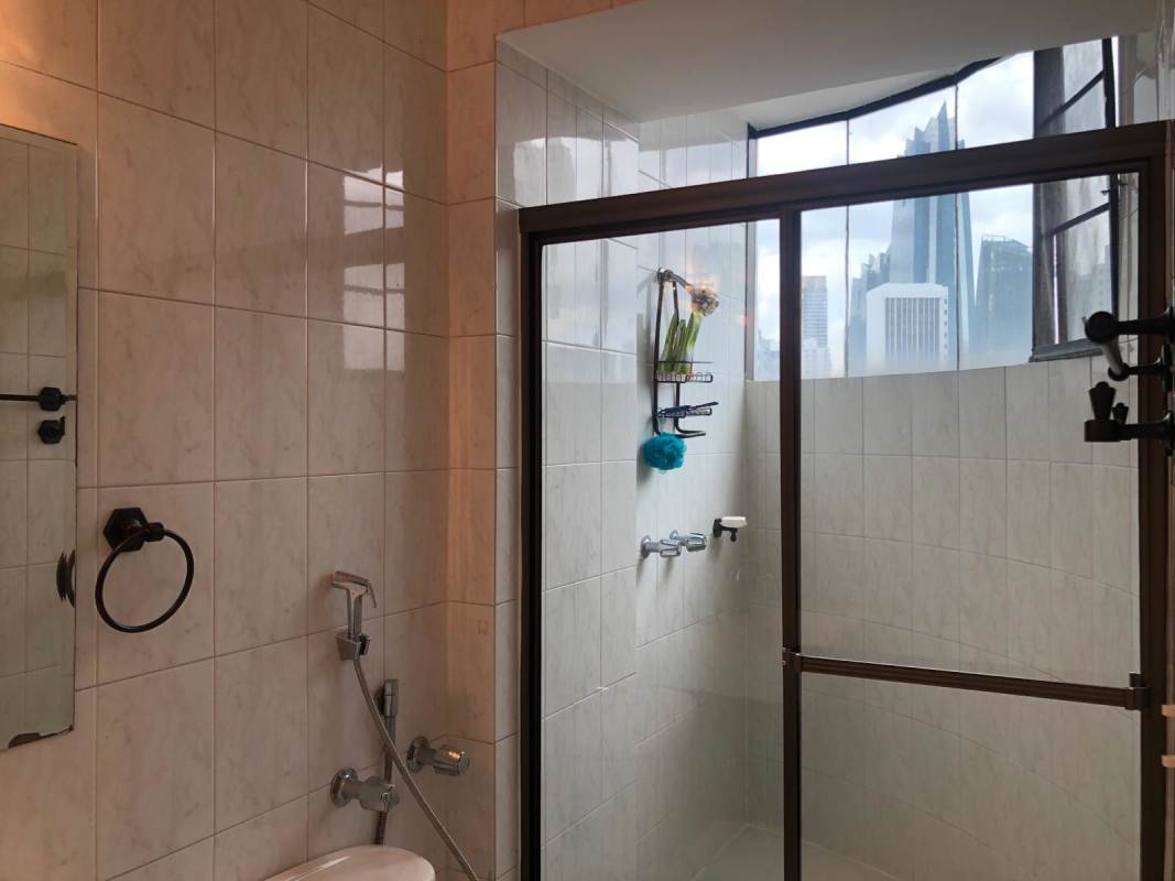 Furnished bedroom with split AC, built-in closet and city view PH Royal Center Panama