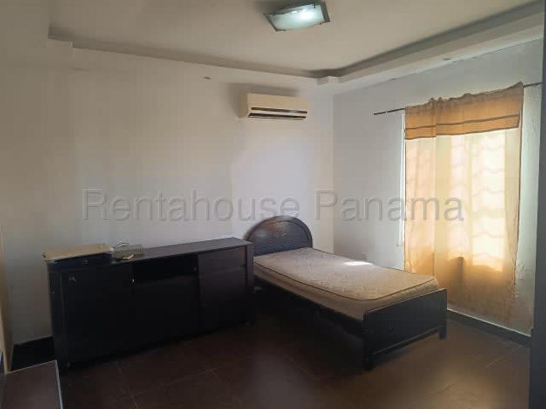 5-Bedroom House with Garage in La Riviera Don Bosco