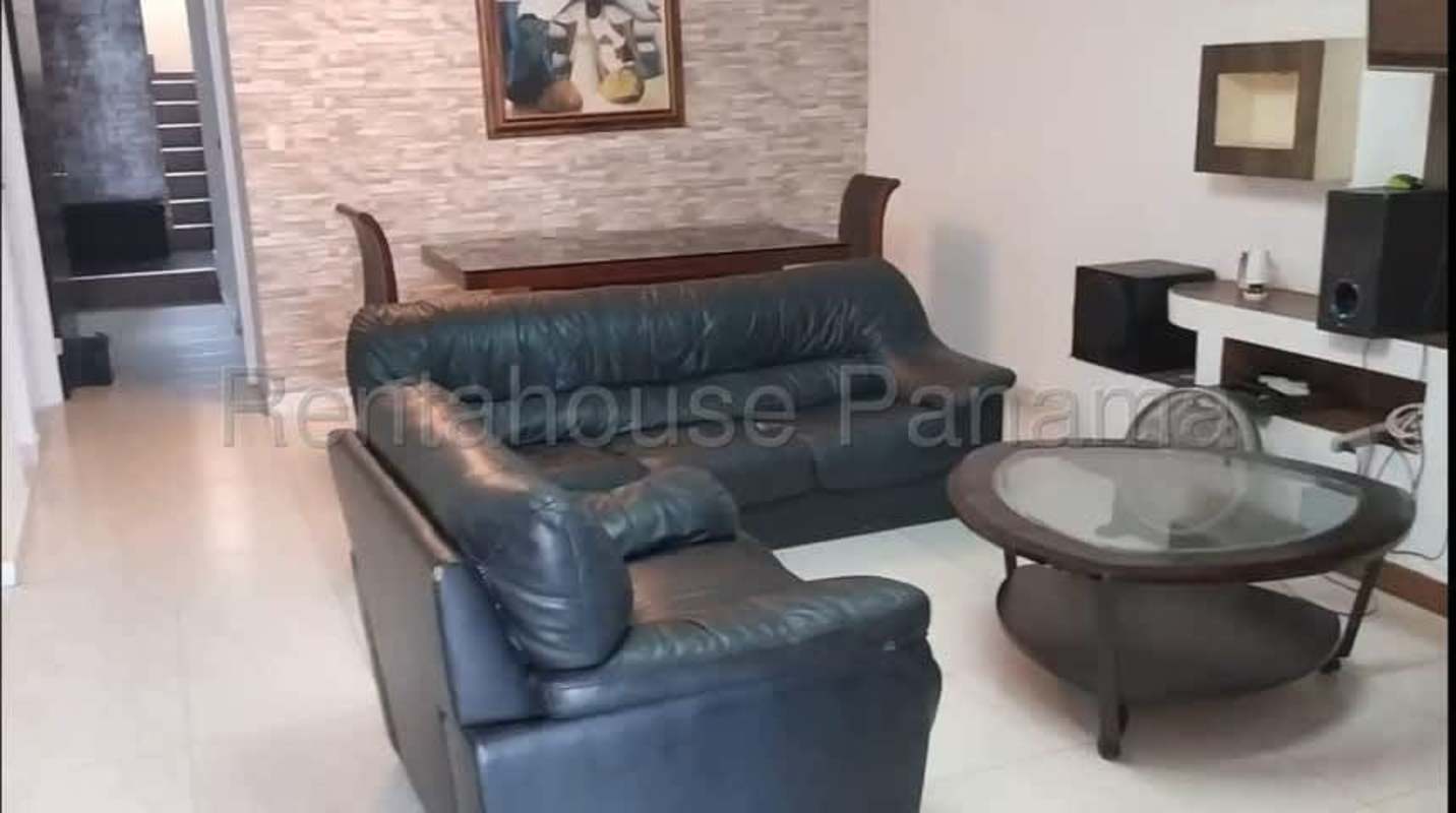 Spacious bedroom with AC unit, window and closet in La Riviera II Don Bosco Panama City