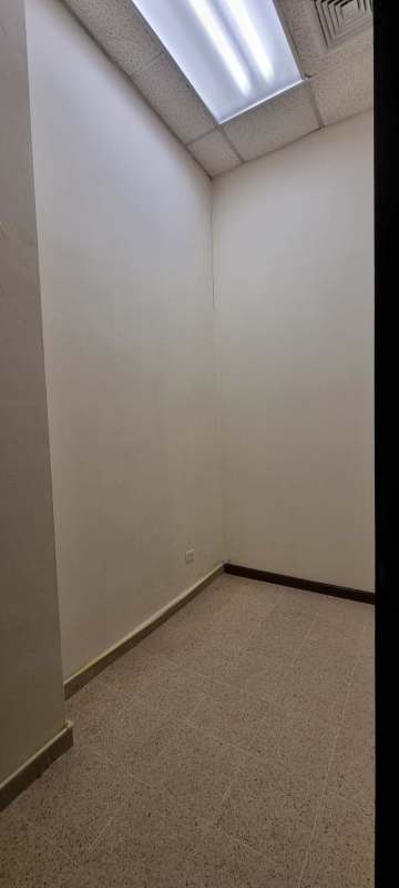 Ground Floor Office in San Fernando Plaza, 138m2 with Parking