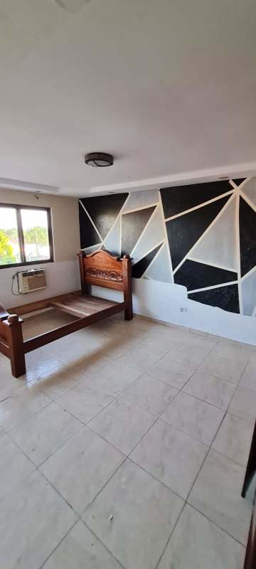 Spacious master bedroom with walk-in closet and private bathroom at house for rent Colinas Cerro Viento Panama