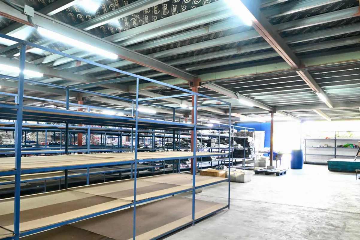 Wide open industrial warehouse with metal shelving units in Pueblo Nuevo Panama