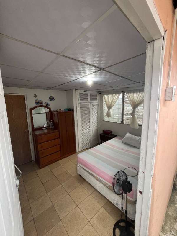 Unfurnished room for rent with large window and tiled floors in Las Acacias Costa del Este