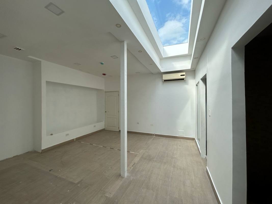 Ground floor versatile commercial space with skylight in San Francisco Panama