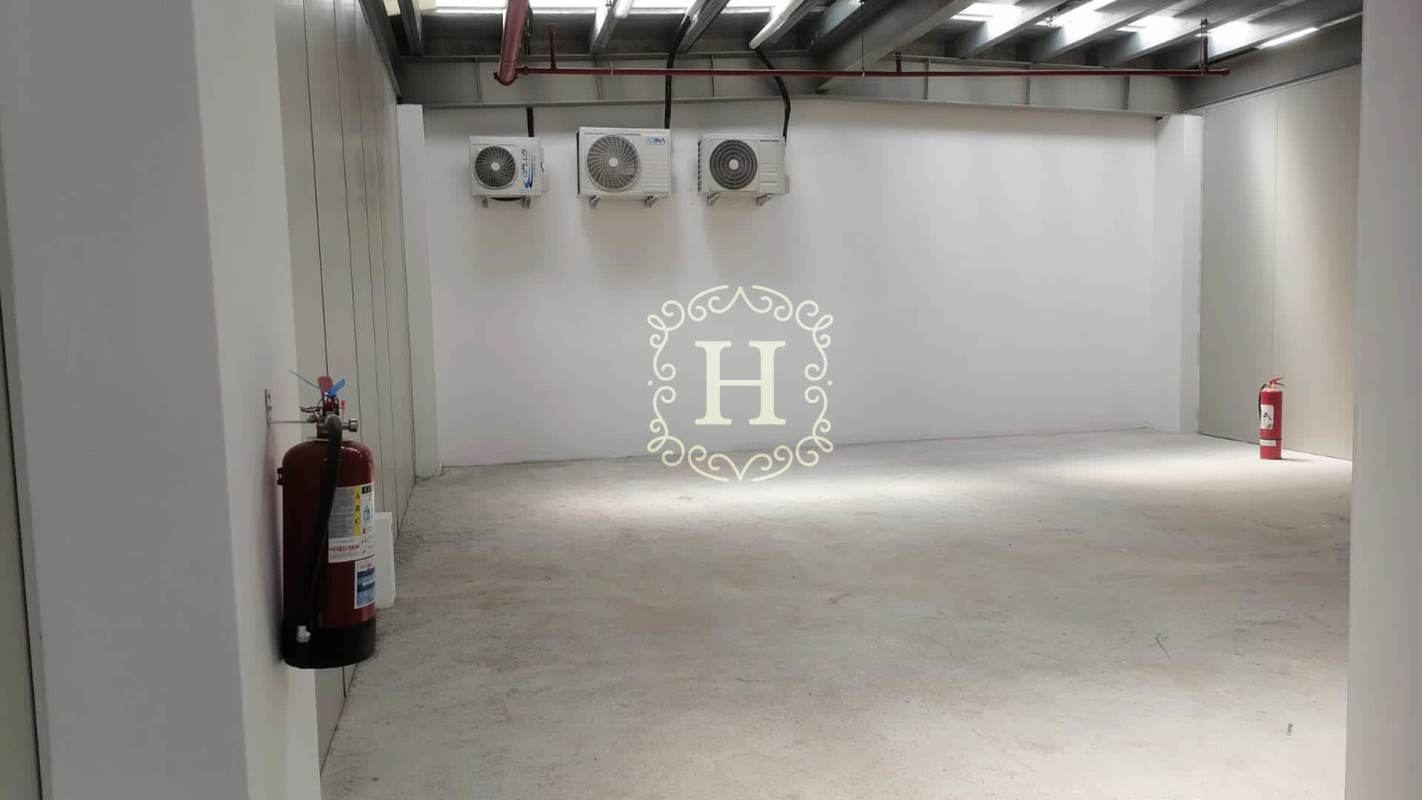 Warehouse interior space in Panama Viejo equipped with AC units and fire extinguishers