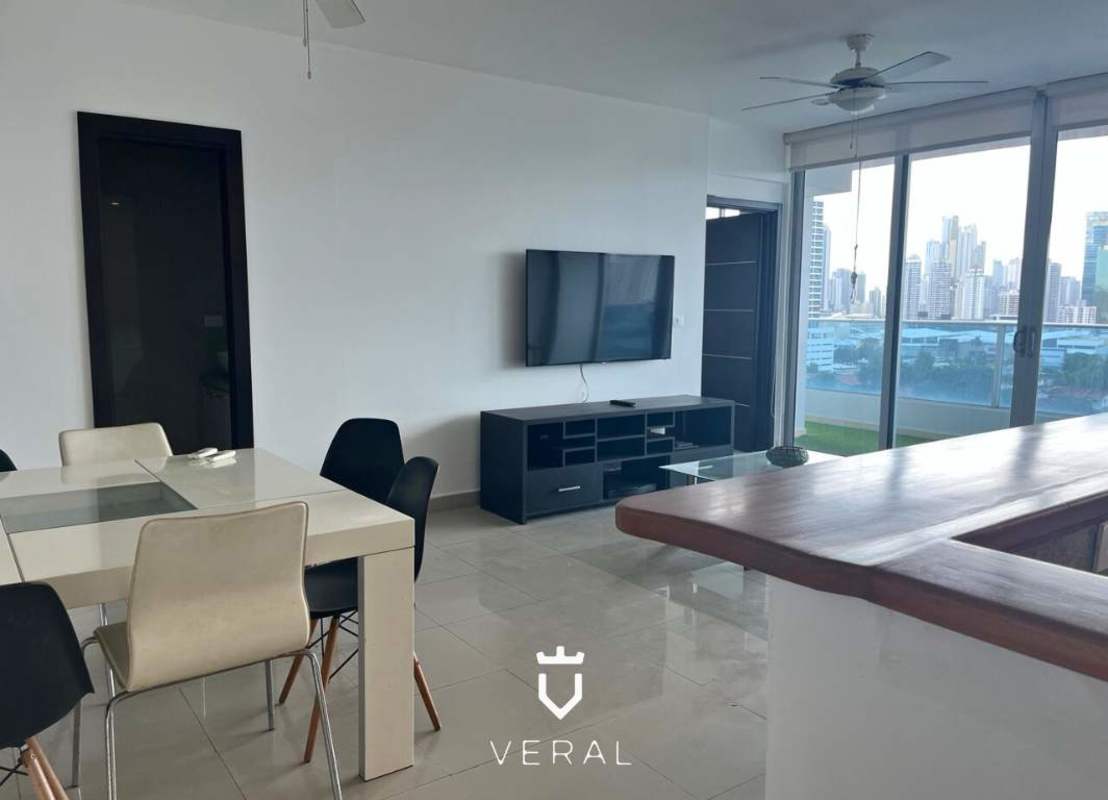 Bedroom with ensuite bathroom walk-in closet marble floors at PH Harmony San Francisco Panama