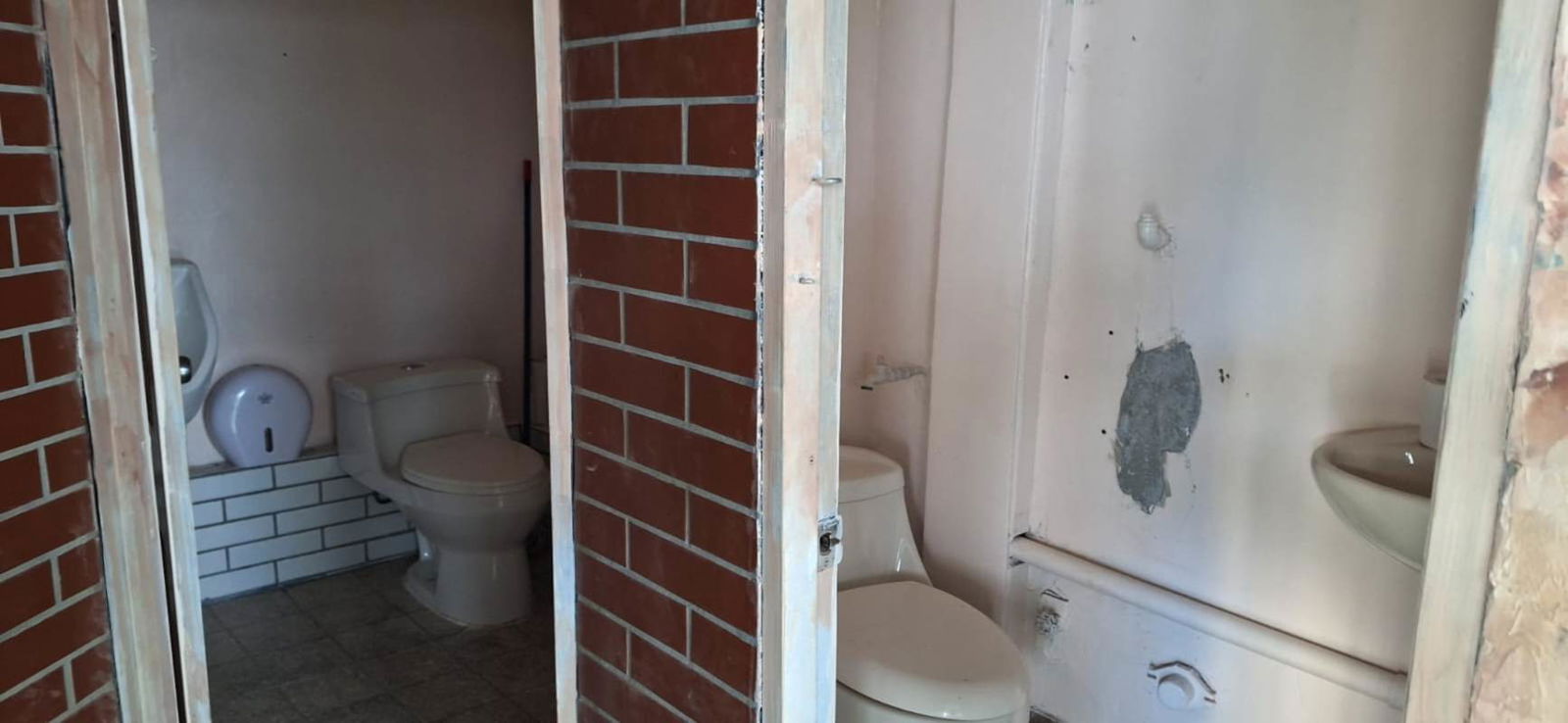 Covered balcony seating overlooking retail plaza at PH Balboa Boutiques Panama City