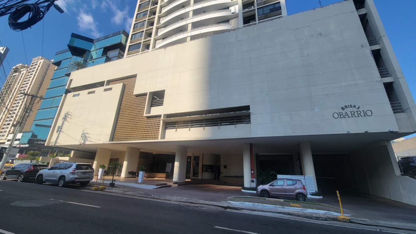 Bright bedroom with tile floors, closet, and AC installation space in PH Brisas Obarrio