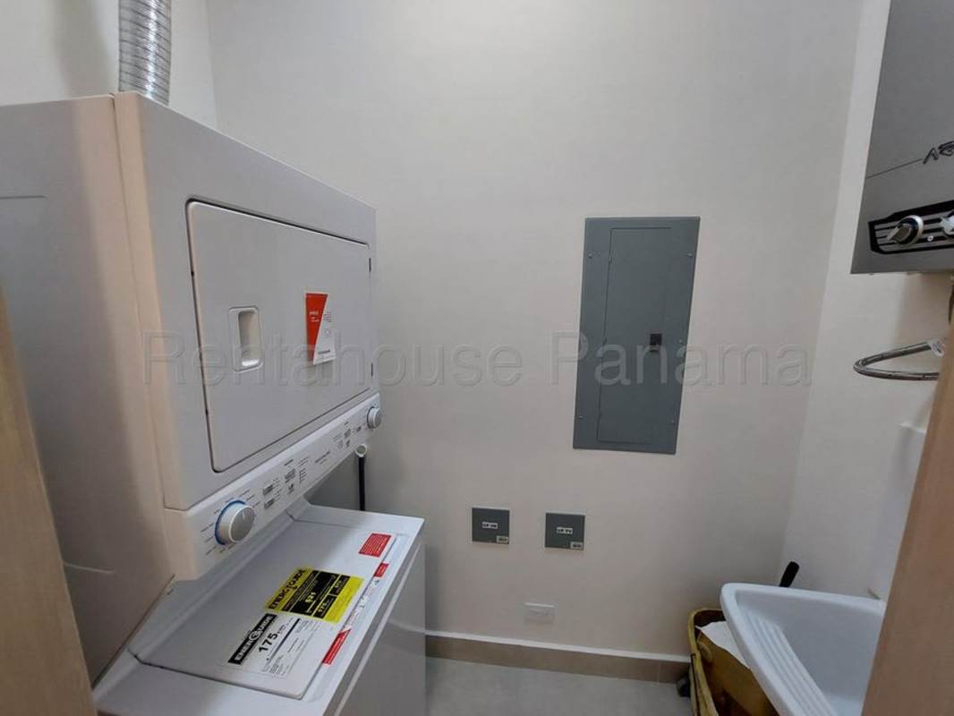 Modern bathroom featuring glass shower Maisonette in PH Ocean House Santa Maria Panama