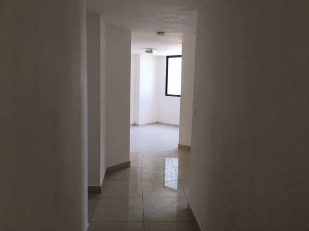 Spacious bedroom with closet in PH Roca Mar Avenida Balboa