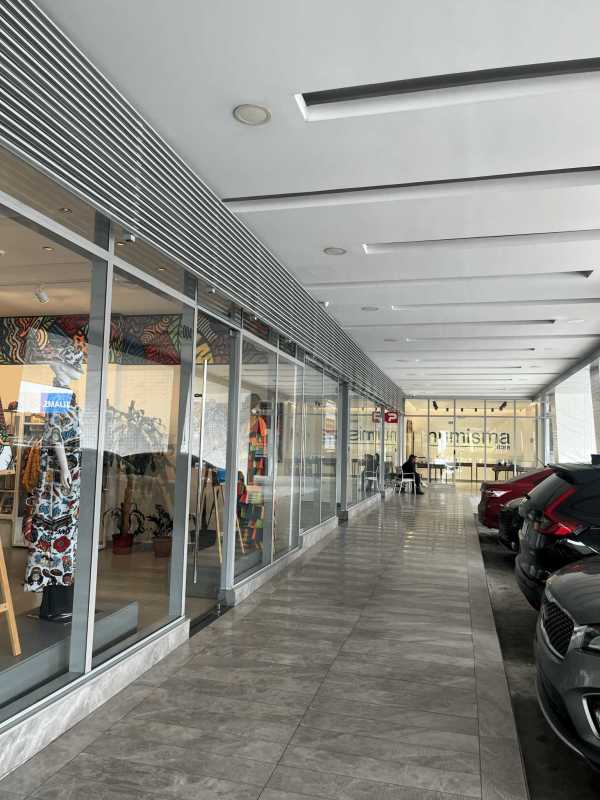 Modern commercial building entrance with wheelchair access and glass facade in Punta Pacifica Panama