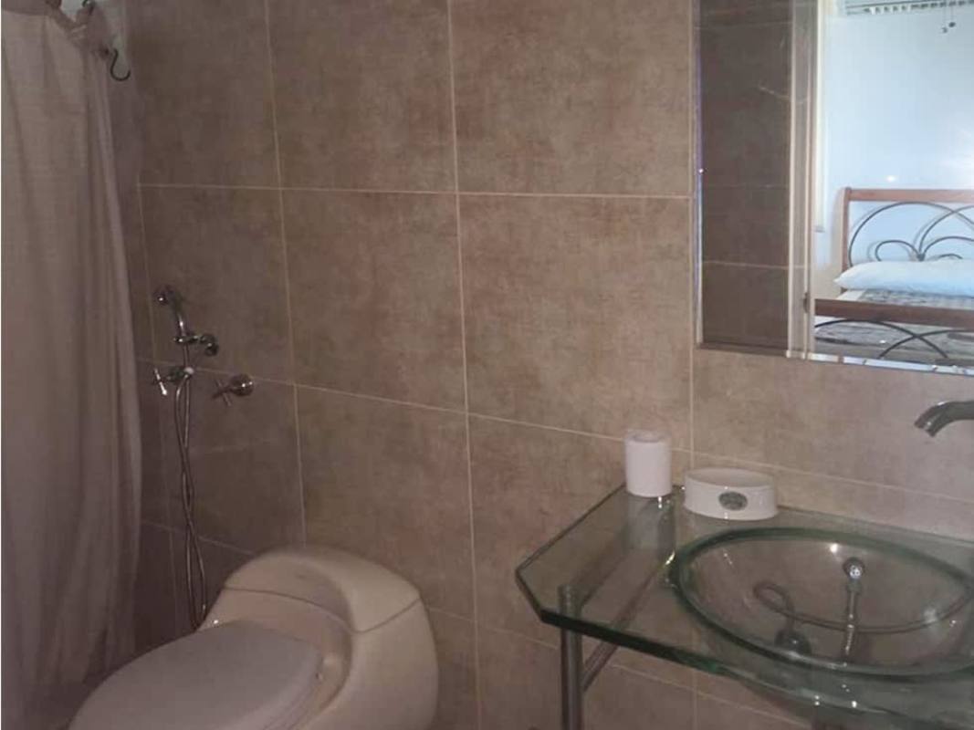 Modern bathroom featuring glass sink, tiled walls, and shower in PH Met San Francisco Panama.