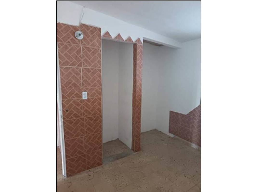 Exterior side yard space with stone floors and security fencing affordable house Juan Díaz