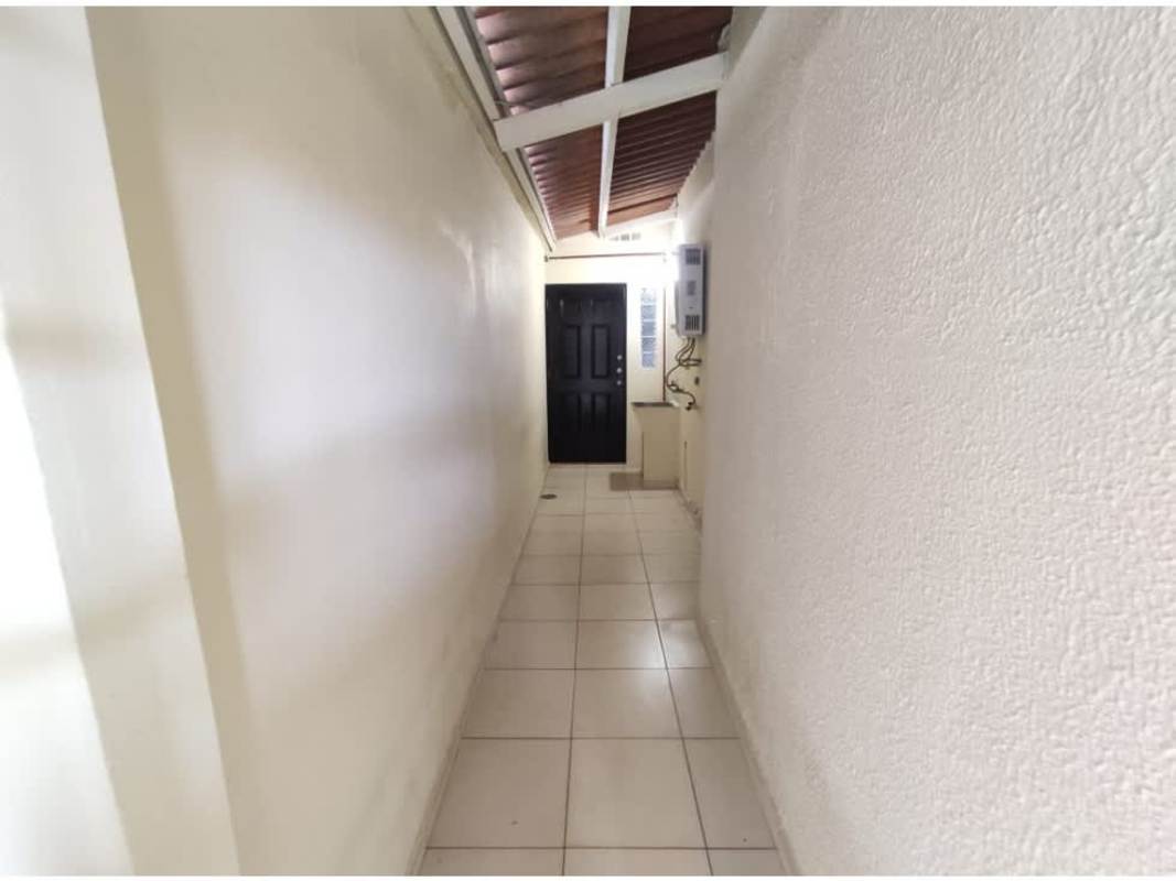 Bedroom with blue blinds, AC, wardrobe, tiled floors La Chorrera