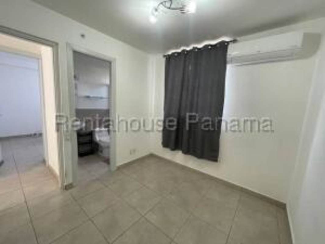 Second bedroom with ceramic tiles and closet in PH Athas Panama City for rent