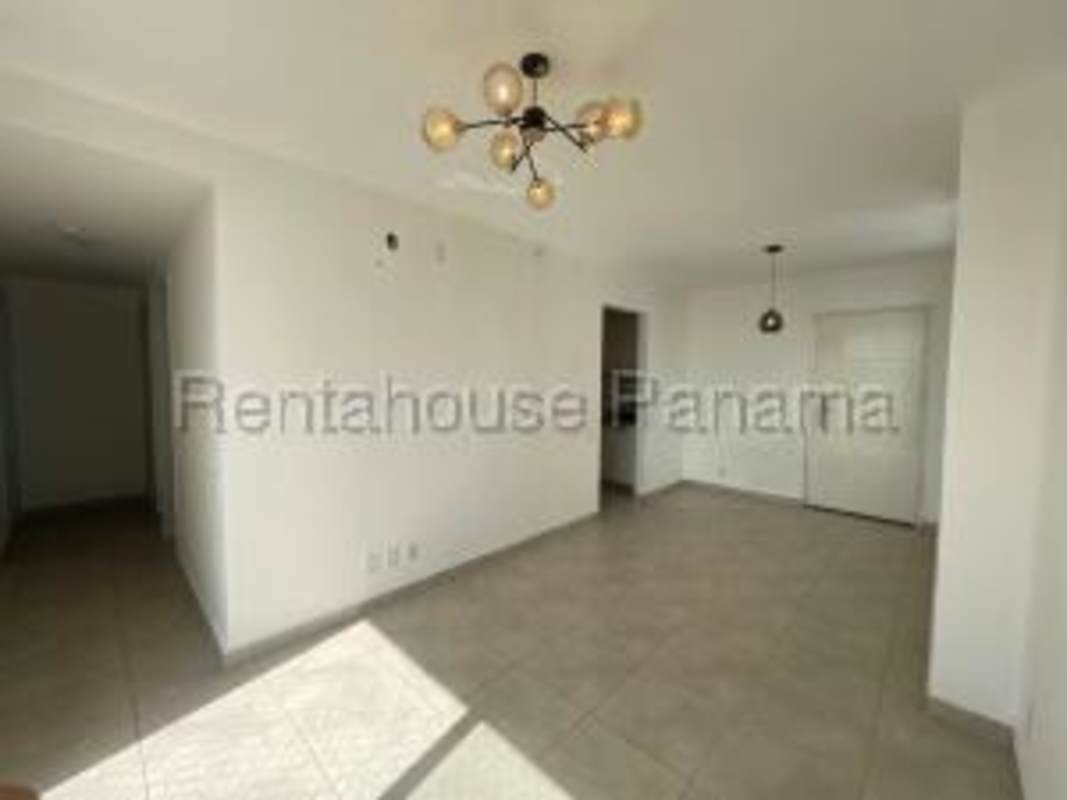Master bedroom with ceramic tile flooring and large windows, PH Athas, 12 de Octubre Panama