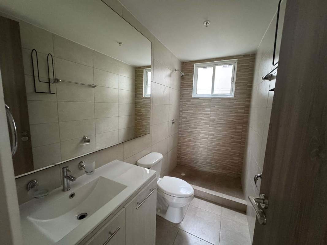 Bedroom with ceramic tiles, built-in closet and window PH Torres de Cantabria Panama City