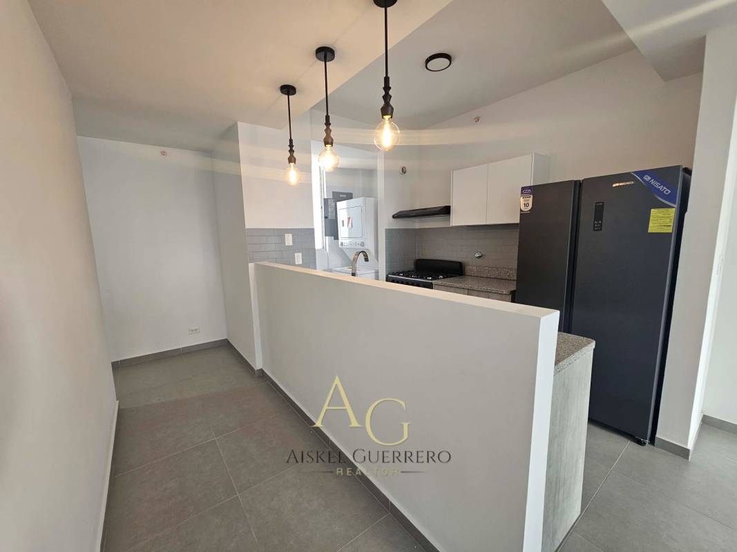 Infinity rooftop pool with jacuzzi overlooking Panama City skyline at PH Signature Point