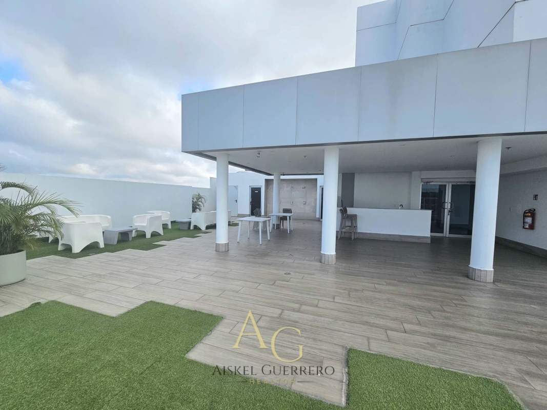 Bright living area with large windows overlooking Panama City skyline in PH Signature Point