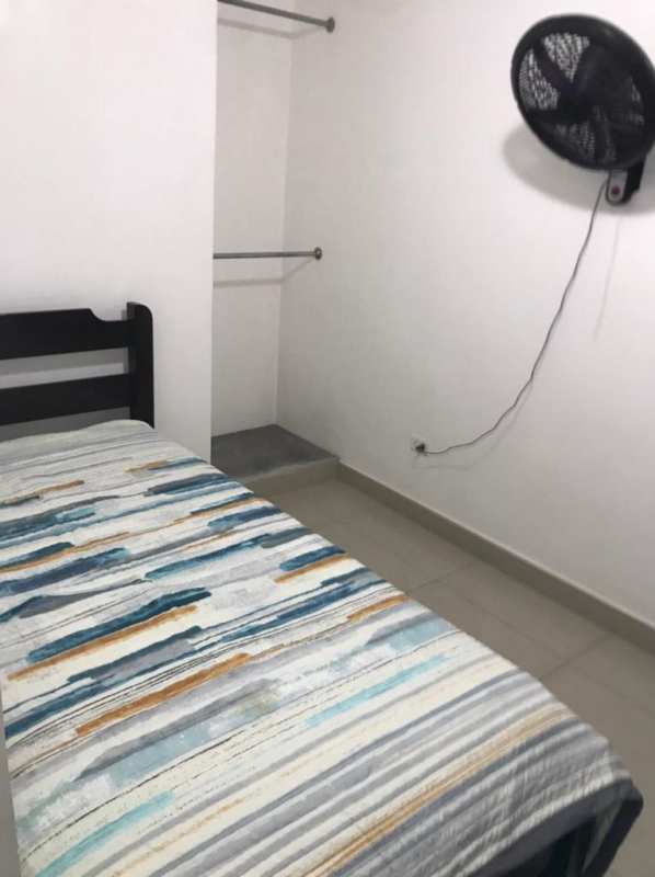 Bright furnished single room with bed, TV, closet, and window near University of Panama Bella Vista