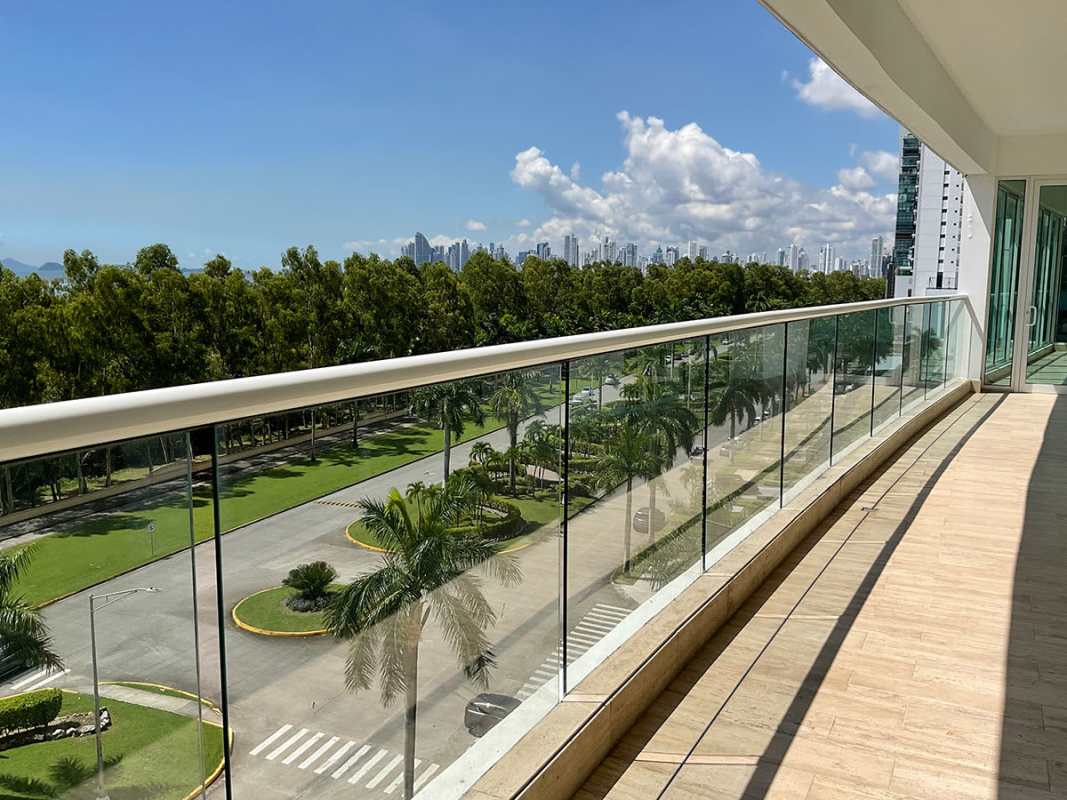 Luxury infinity pool with Pacific ocean view at PH Marea II in Panama City