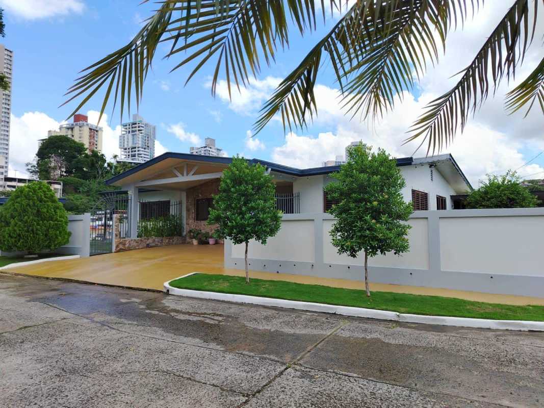 Private covered terrace with garden views in spacious Betania house Panama