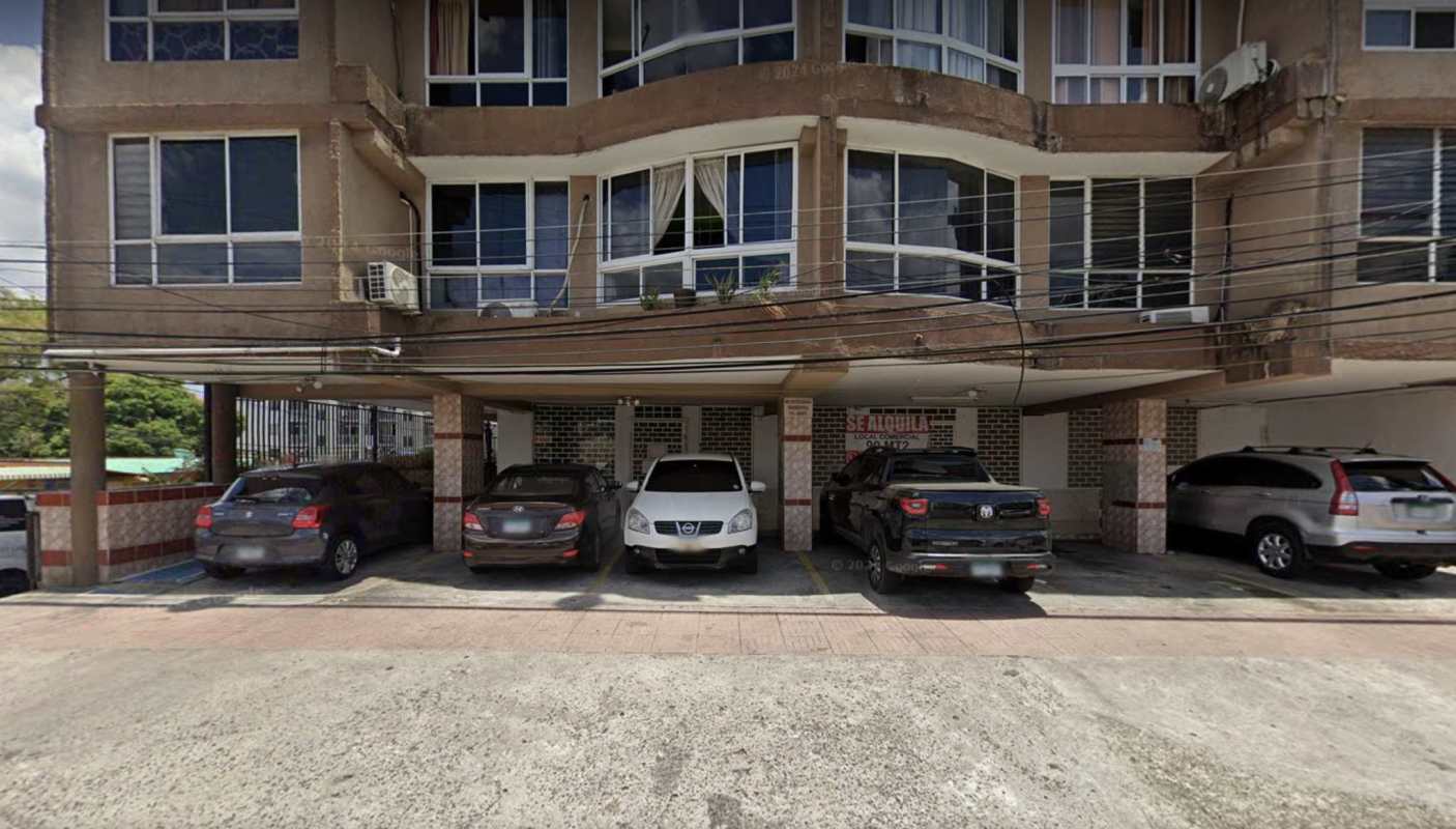 Exterior view of multi-story PH Jenny III with commercial unit ground floor Parque Lefevre