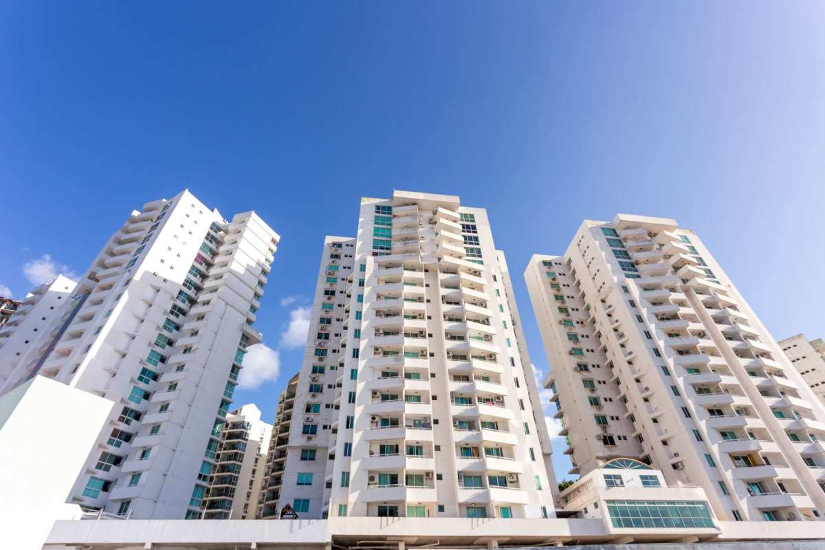 Exterior view of PH El Mare 700 high-rise building with balconies in Edison Park Panama City