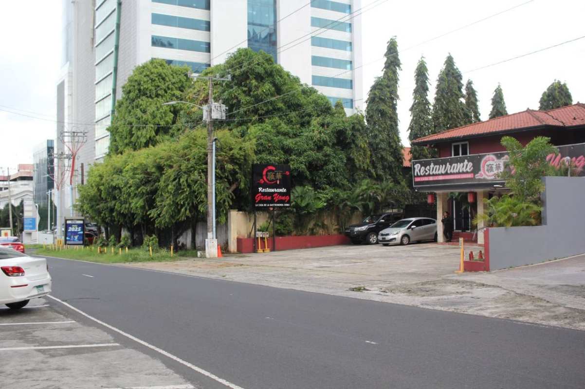 Street level view of existing commercial improvements on Obarrio corner lot Panama