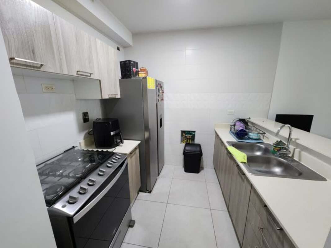 Quartz countertop kitchen with fridge, stove and cabinets PH Vivendi Green Edison Park Panama