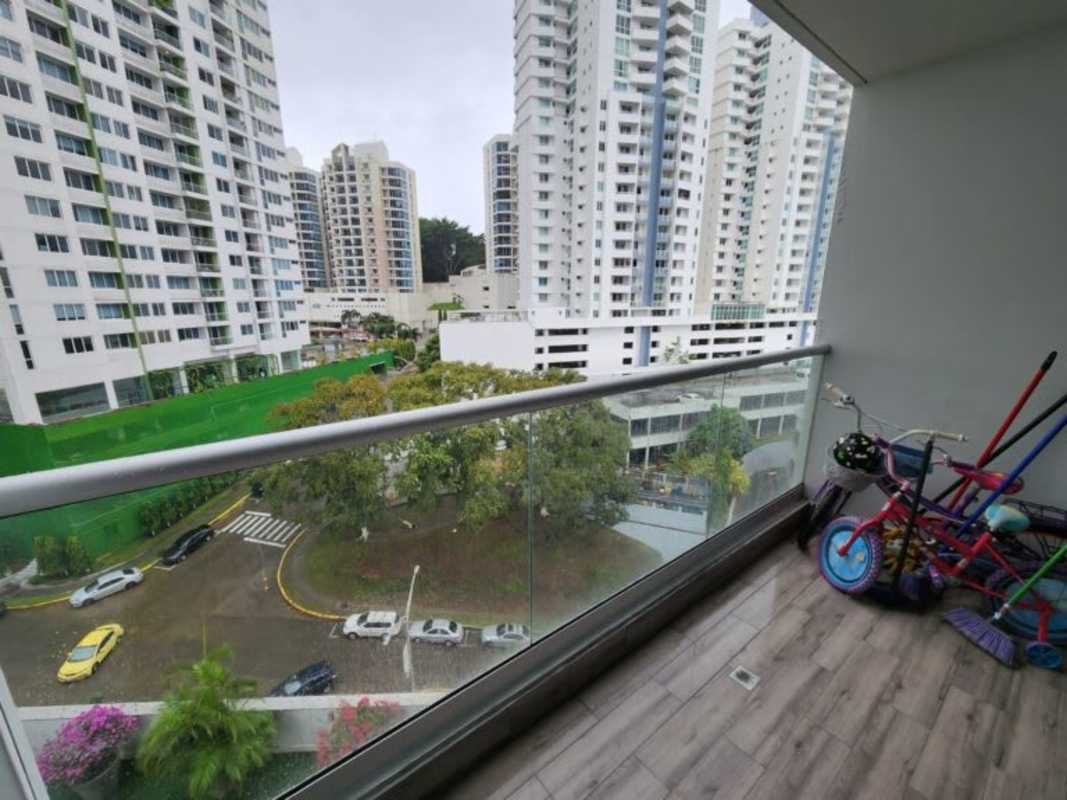 Open plan living dining area with balcony access, ceiling fan and tile floor in PH Vivendi Green Panama