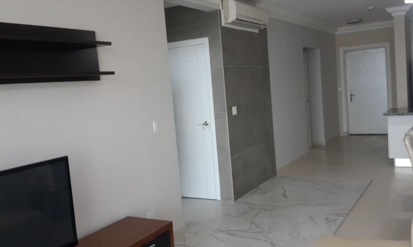 Modern gym with ocean and city skyline views PH BICSA Avenida Balboa Panama