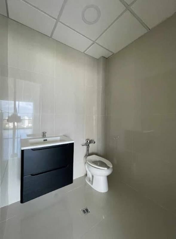 Interior corporate workspace with tiled floors and glass walls in PH Financial Park Panama