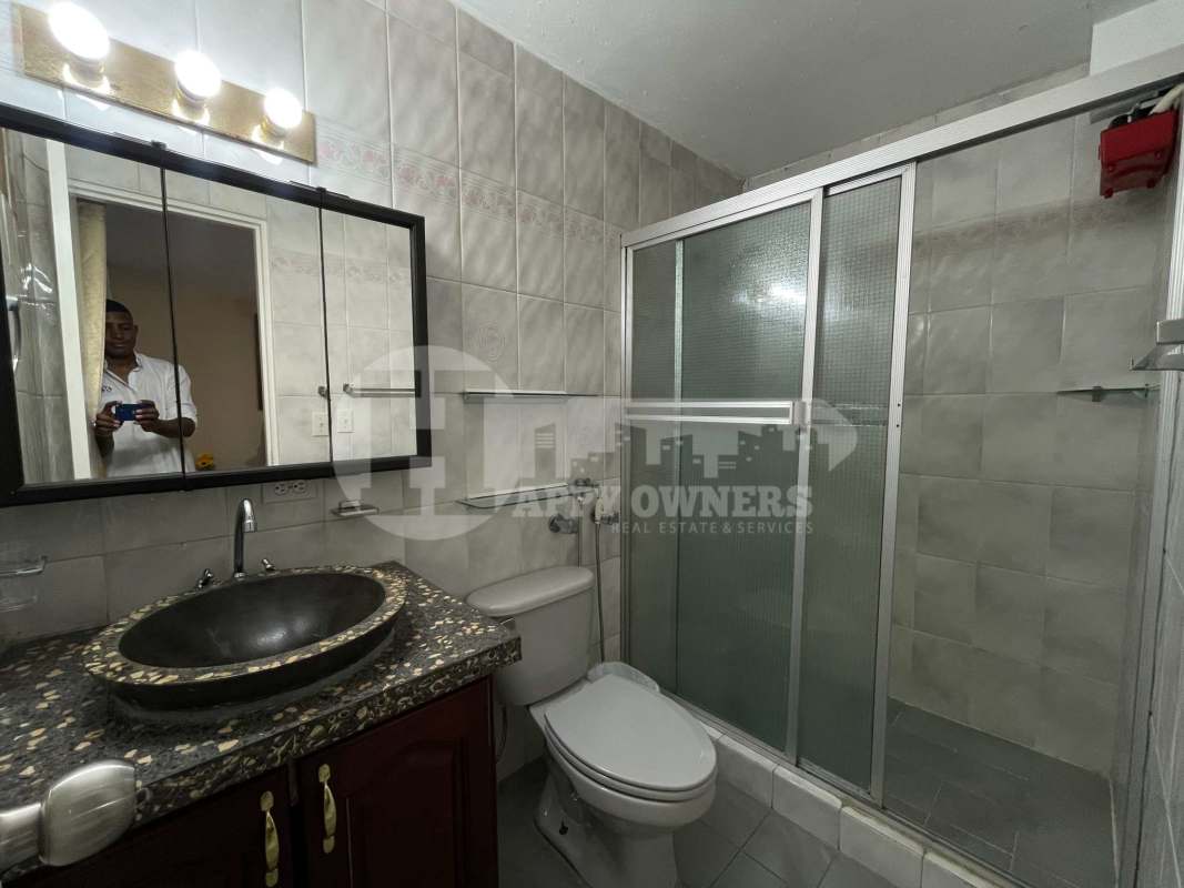 Corner office nook with built-in desk, computer, window in PH Del Caribe Panama