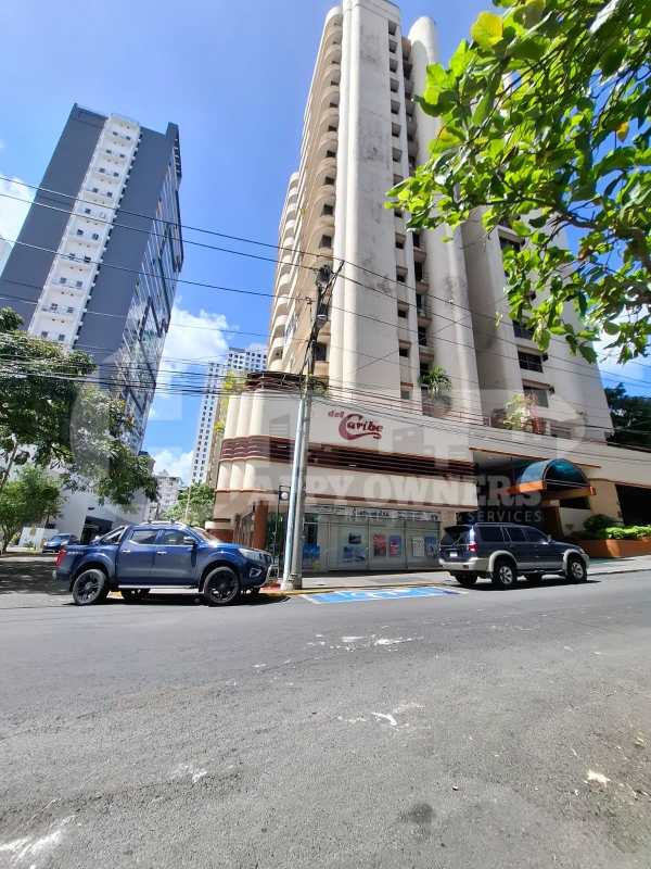 Primary bedroom with window AC unit, ceiling fan, tiled floor, city view at PH Del Caribe Panama