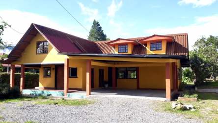 Front view single family house with garden and mountain views in Volcán Chiriquí Panama