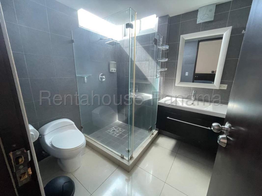 Master bedroom ensuite split AC porcelain floors PH Costa del Este Panama