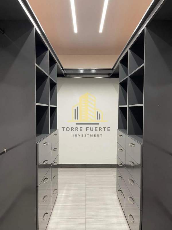 Walk-in closet with drawers and shelves in house for rent Altos de Panamá