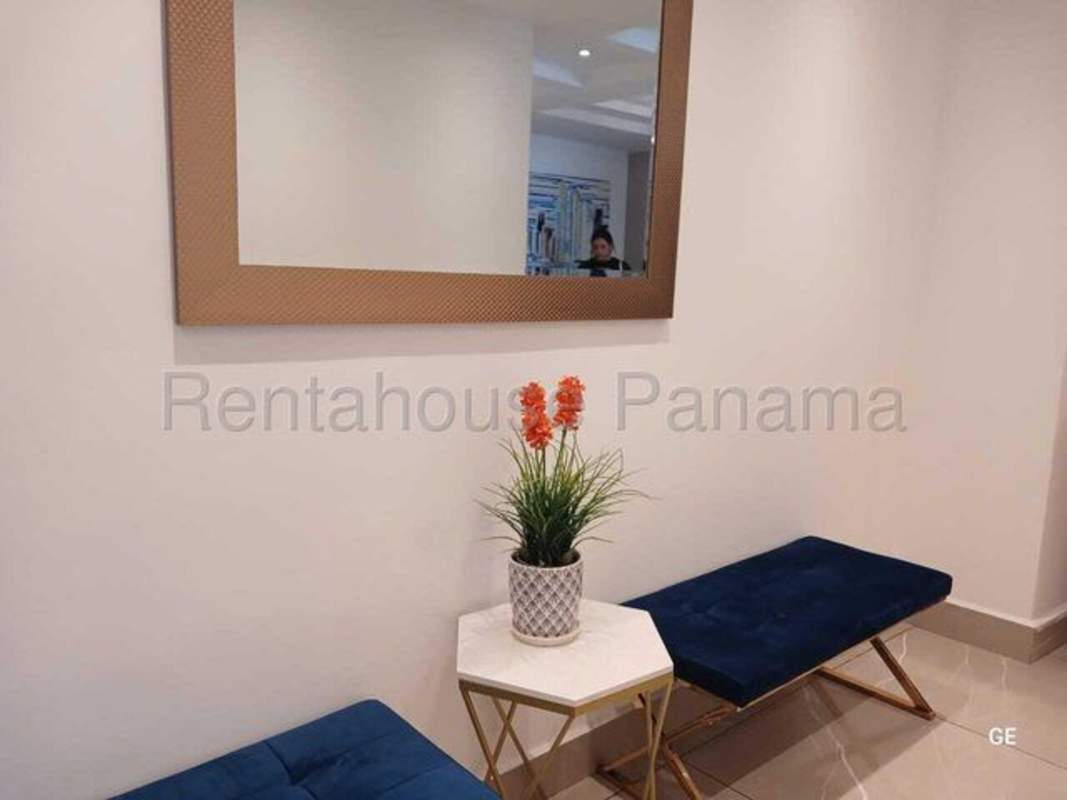 Modern kitchen with granite countertop, white tile backsplash, and sleek cabinets in PH Buona Vista Carrasquilla Panama