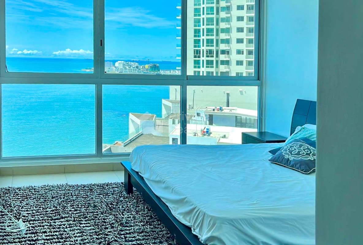 Walk-in closet with built-in wardrobes PH Oceanaire Punta Pacifica Panama