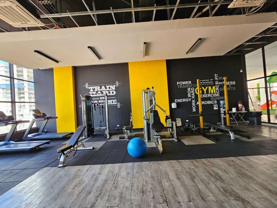 Private balcony with glass railing, panoramic city and ocean views in PH BICSA Tower Avenida Balboa