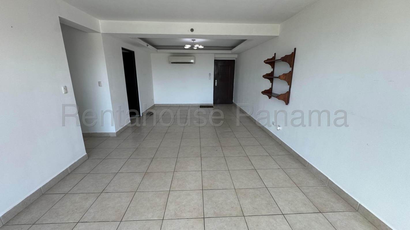 Bedroom with built-in closet, tiled floor and inverter AC in apartment Panama