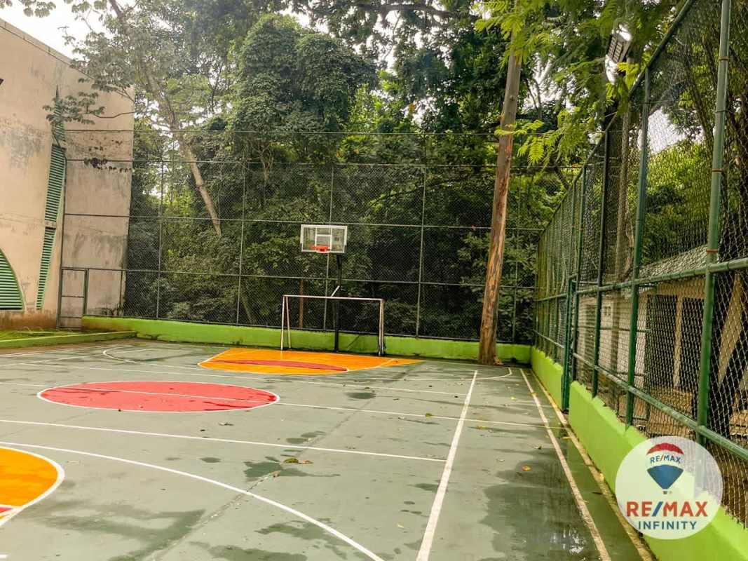 Sports court with basketball and soccer surrounded by fencing at Condado del Rey Panama